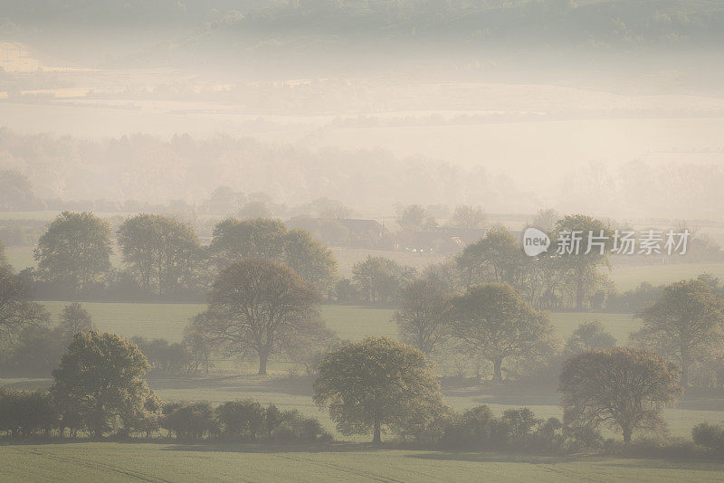 黎明时分的英国乡村