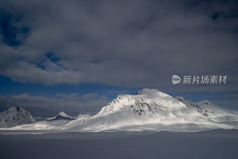 库鲁苏克岛上的山景