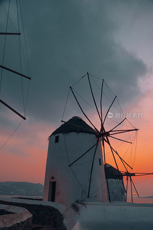 著名的传统古老的白色风车在米科诺斯镇(Chora)，米科诺斯岛，基克拉迪斯，希腊日落