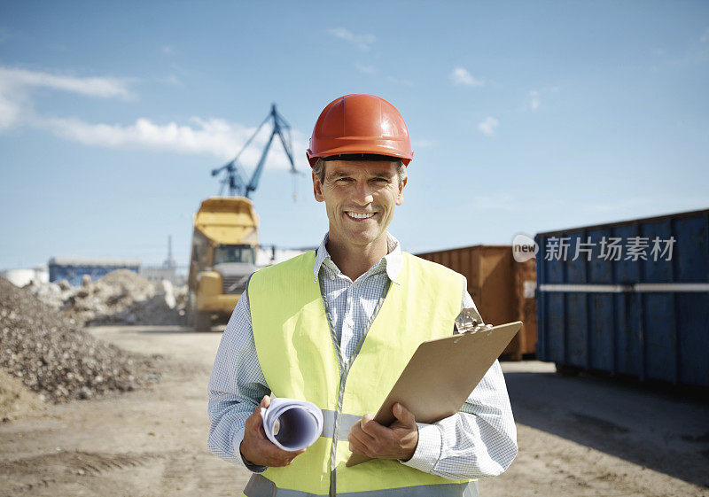 微笑的工程师在建筑工地