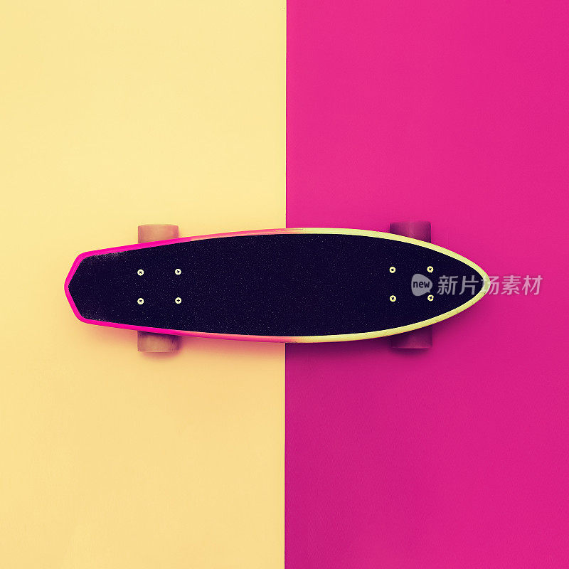 彩色背景上的滑板。明亮的风格的城市