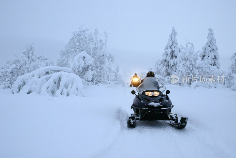 芬兰雪地摩托探险队