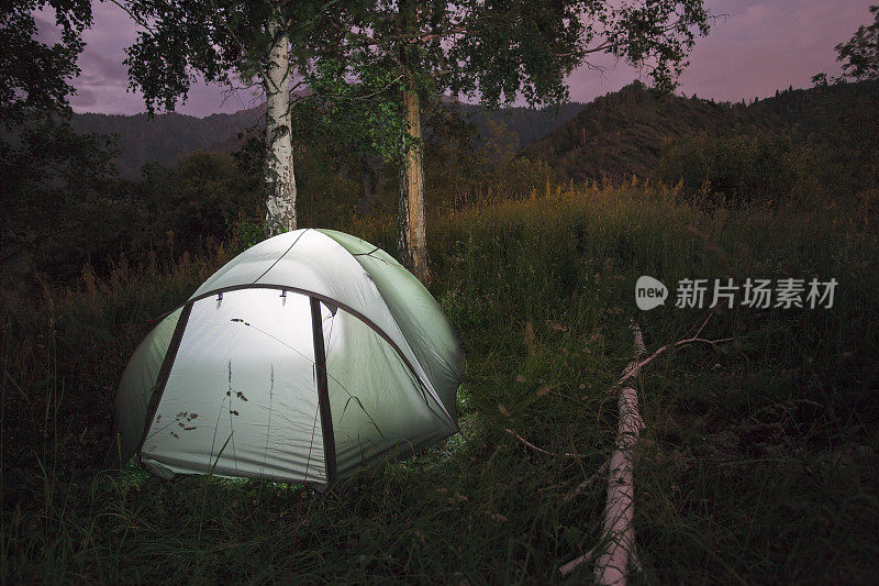在帐篷营地过夜。