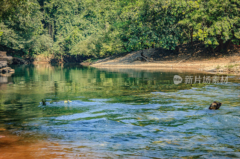印度果阿邦曼多维河的浑水