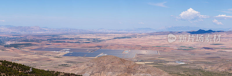 太阳能电池板在阳光下的山脉