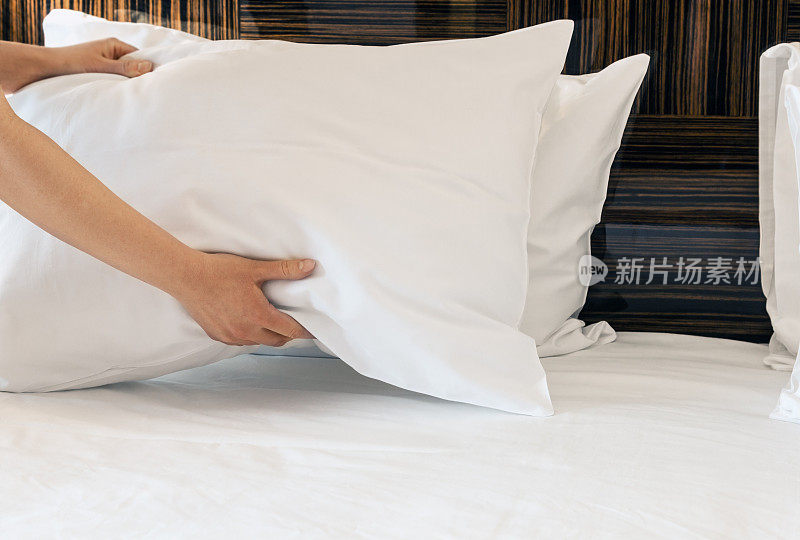 女性用手矫正枕头在床上