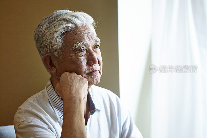 一个悲伤的亚洲老人的肖像