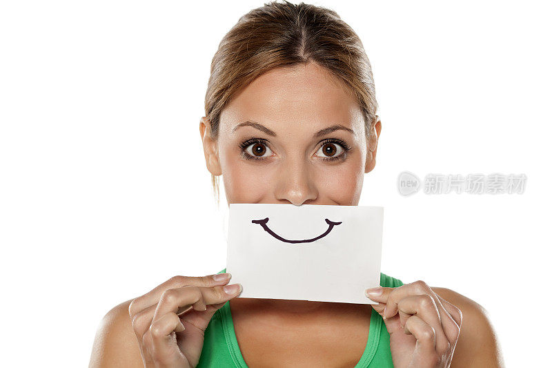 快乐的年轻女子用情感画在一张纸上