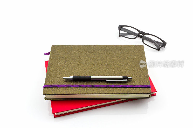 一组书，笔和眼镜。