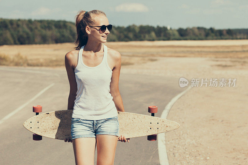 玩滑板的少女