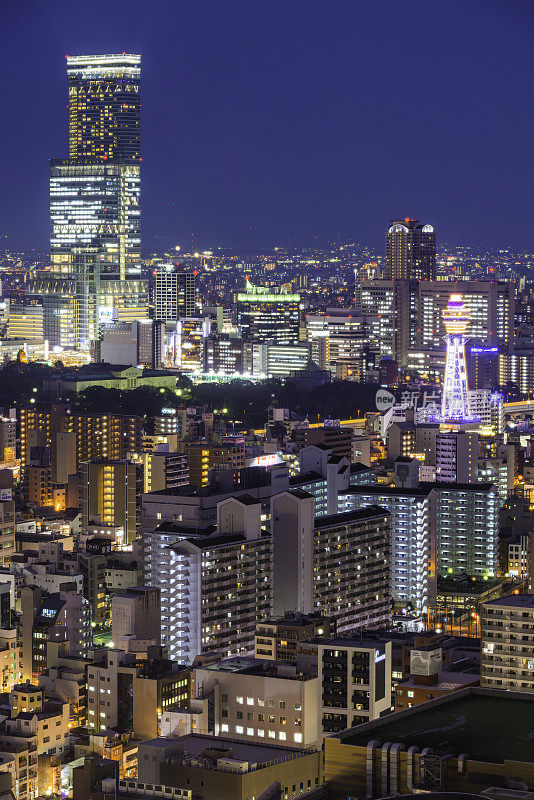 大阪府安野春鹿冢塔照亮了日本黄昏的城市