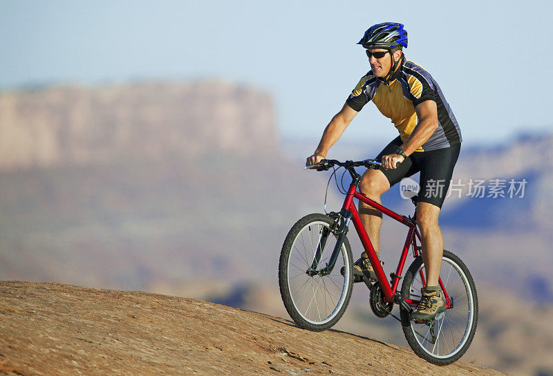 动作镜头的男性自行车骑山地自行车在摩押，犹他州