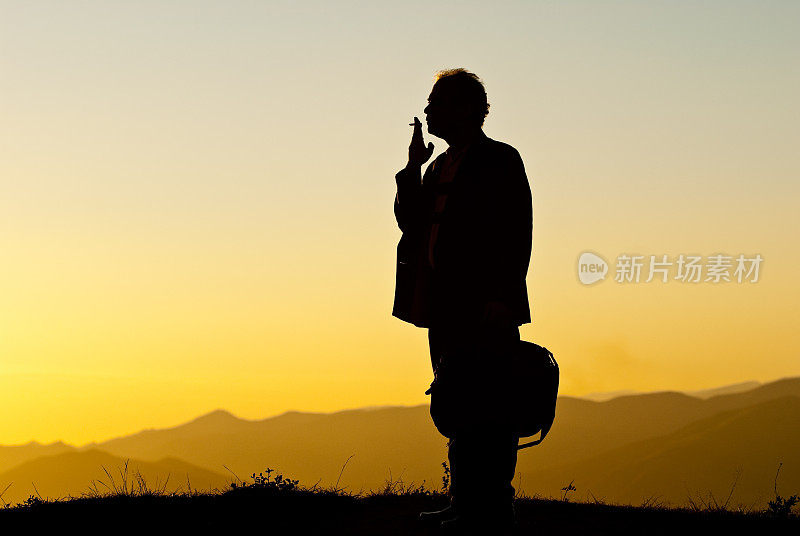 孤独的单身成熟男人吸烟的剪影