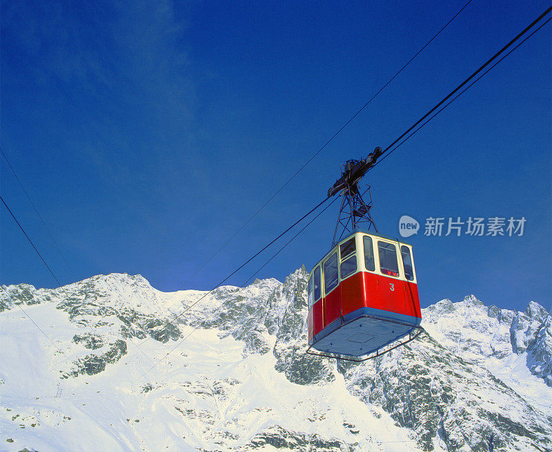 古老的红色索道，雪山和蓝天为背景