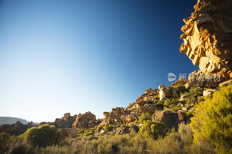 草地覆盖的Cederberg岩层的风景。