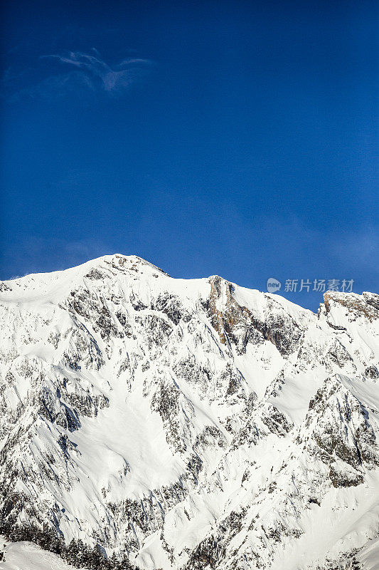 山顶上覆盖着积雪