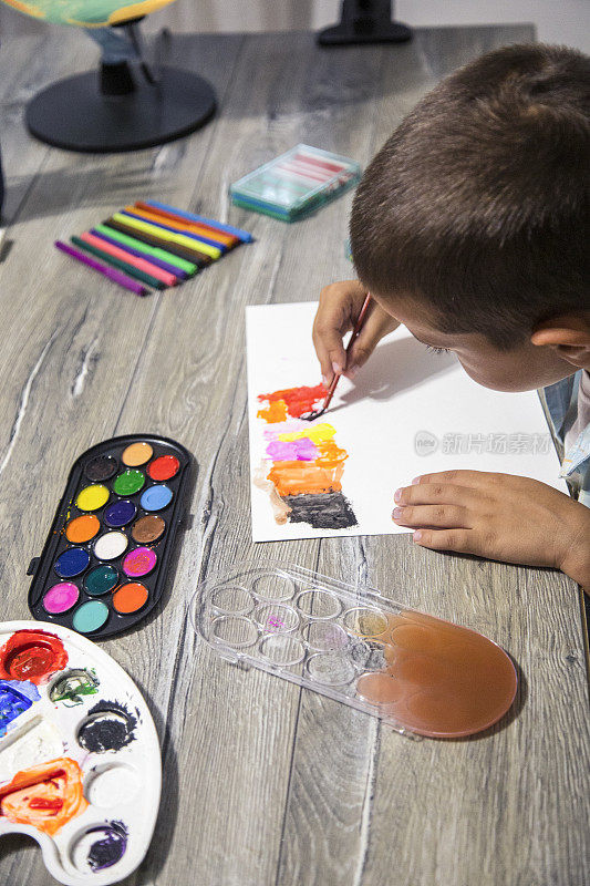 小孩子用水彩画。