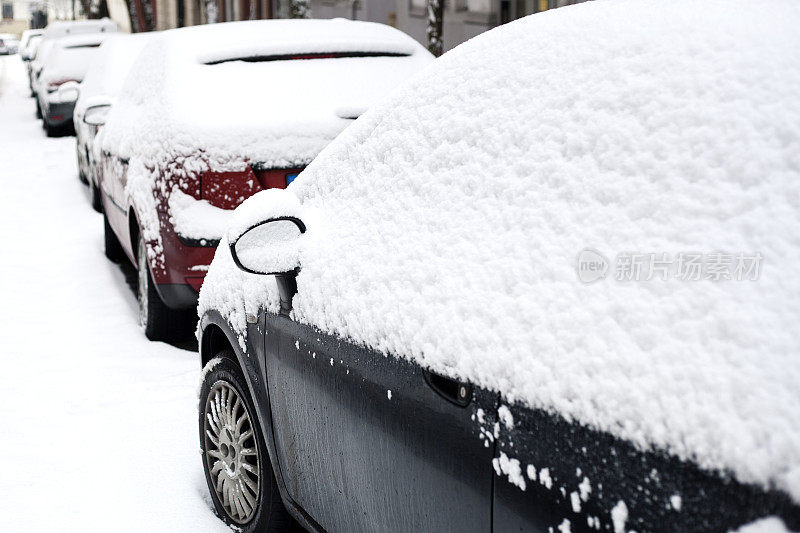 白雪覆盖的汽车