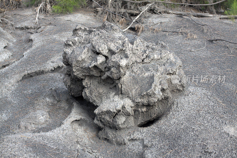 巨大的火山炸弹，阿纳克喀拉喀托火山。