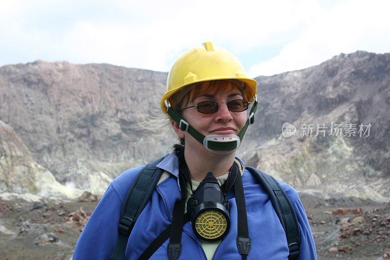 女地质学家在火山
