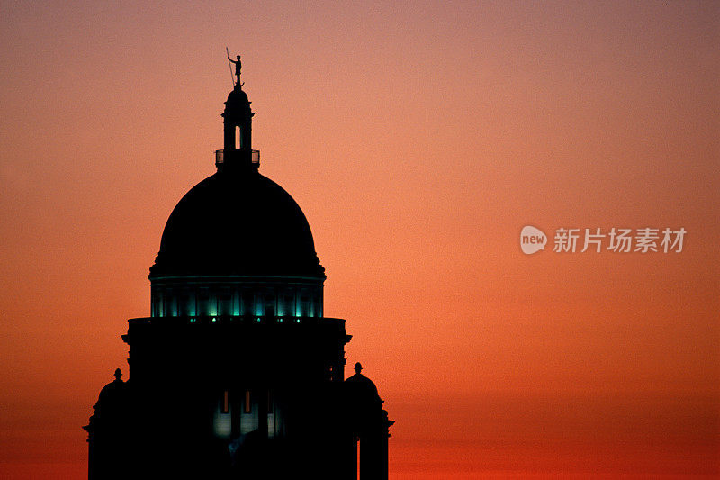 红色日落的普罗维登斯州大厦