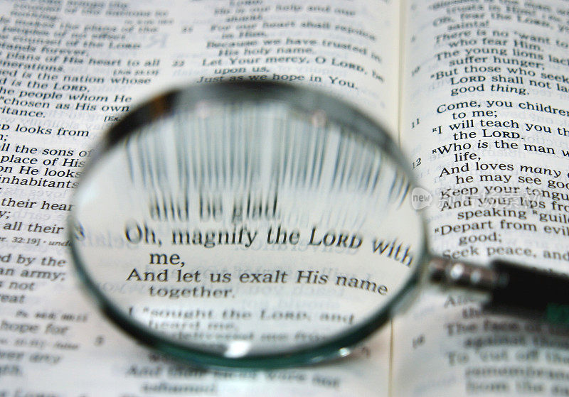 宗教:圣经圣经用放大镜放大主