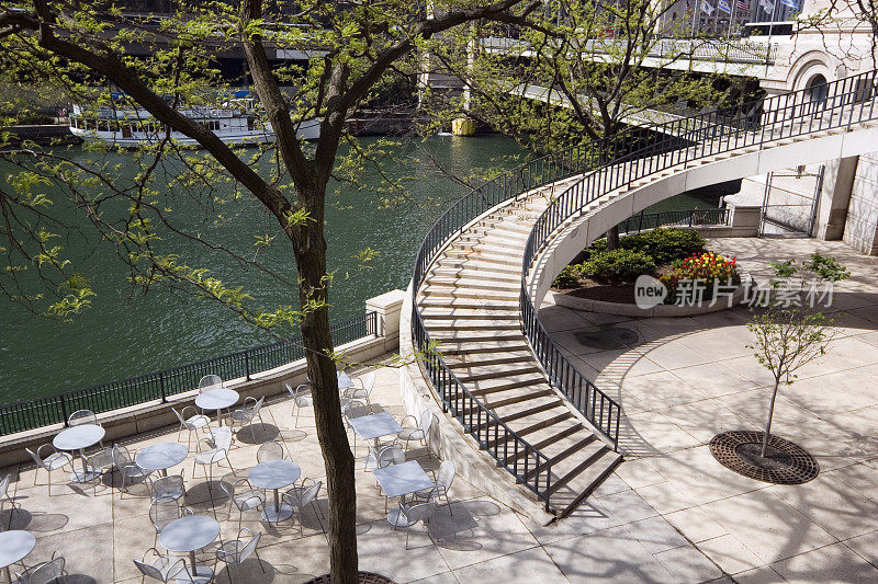 芝加哥河畔露台咖啡馆和楼梯