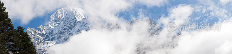 白色荒野雪山山顶康加峰全景喜马拉雅山尼泊尔