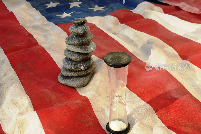 美国国旗，沙漏和平衡石