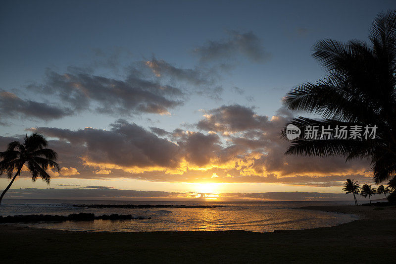 夏威夷考艾岛田园诗般的海滩上的日落