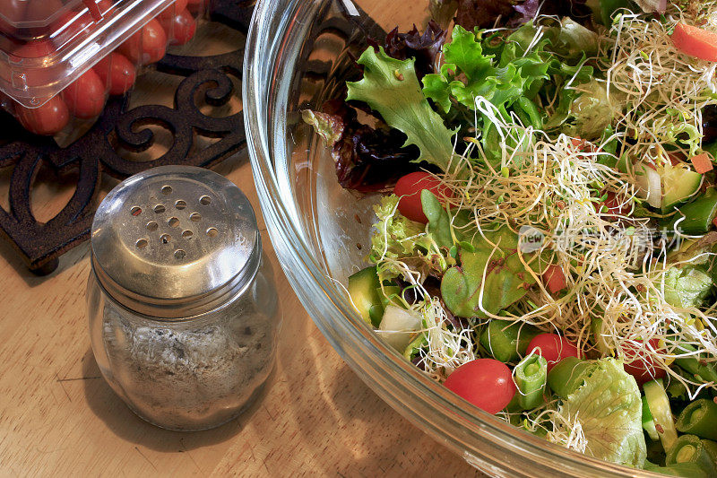 新鲜的素食切蔬菜沙拉碗在桌上
