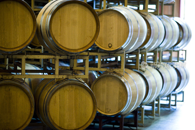 加州纳帕索诺玛酒庄酒窖中的橡木桶