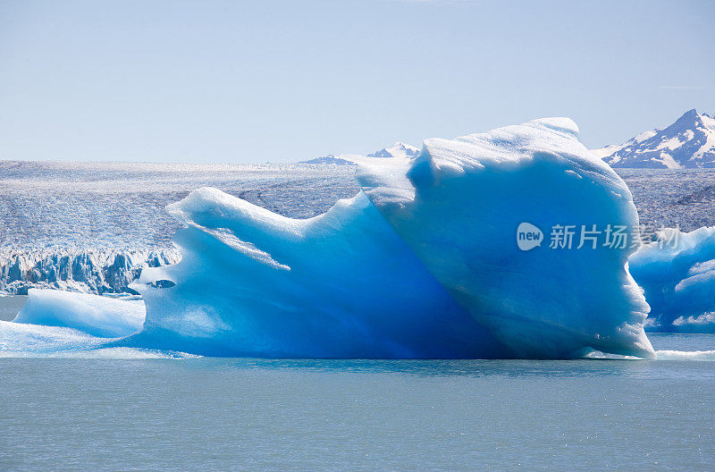 漂浮在乌普萨拉冰川上的蓝色冰山