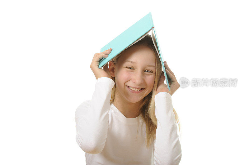 十几岁的女孩，头上戴着蓝绿色的书