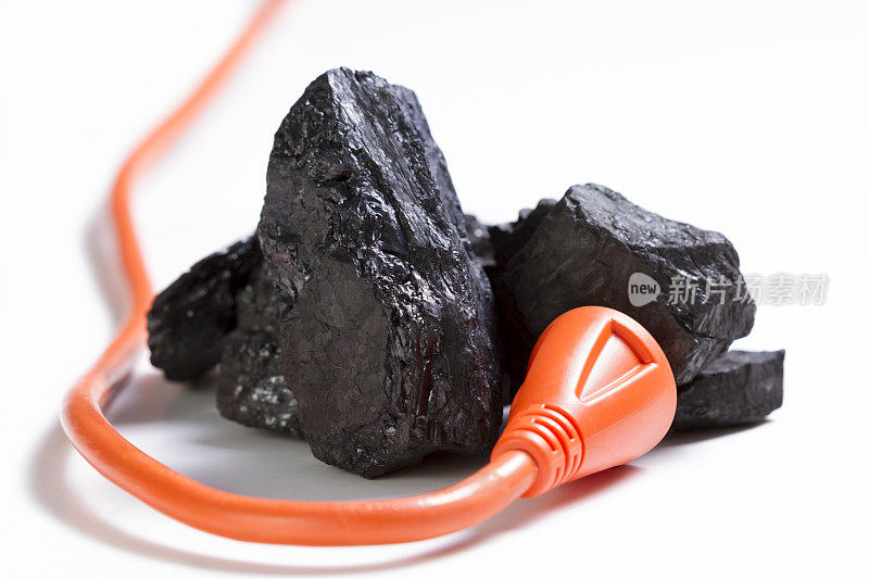 橙色的延长线插在一块煤上。