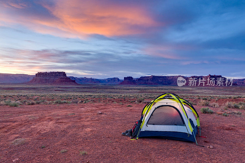沙漠中的帐篷露营