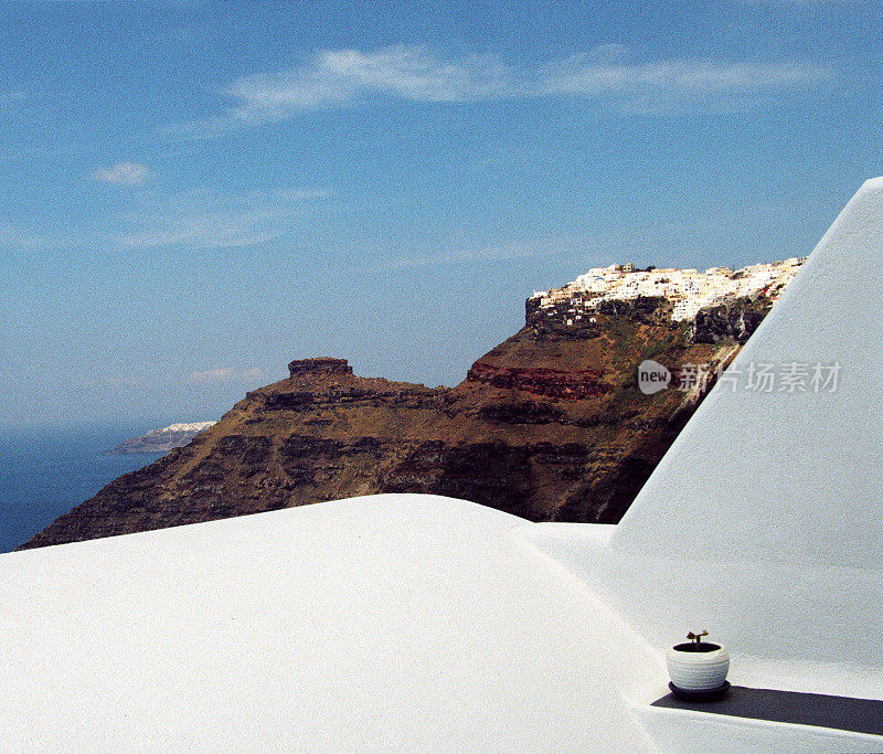 圣托里尼白色建筑，可以俯瞰火山口