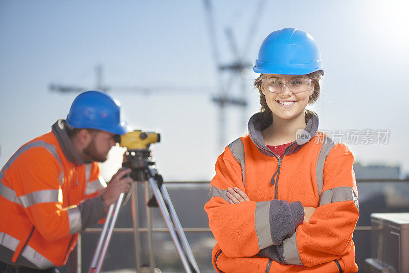 女性建筑工地测量师