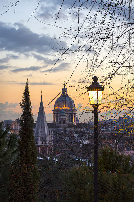 意大利罗马，带有路灯和教堂圆屋顶的城市景观