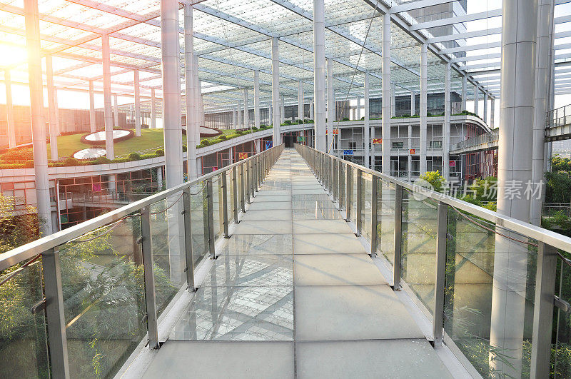 现代绿色办公综合楼的玻璃桥