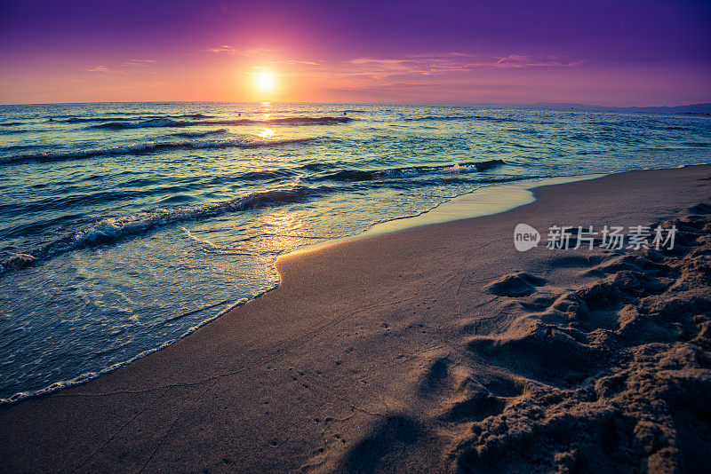 海上地平线上的日落