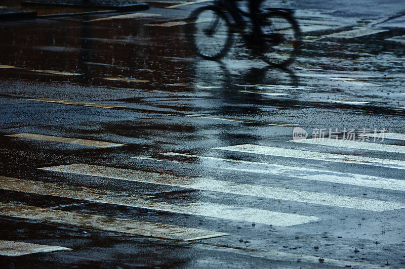 大雨中繁忙的自行车手