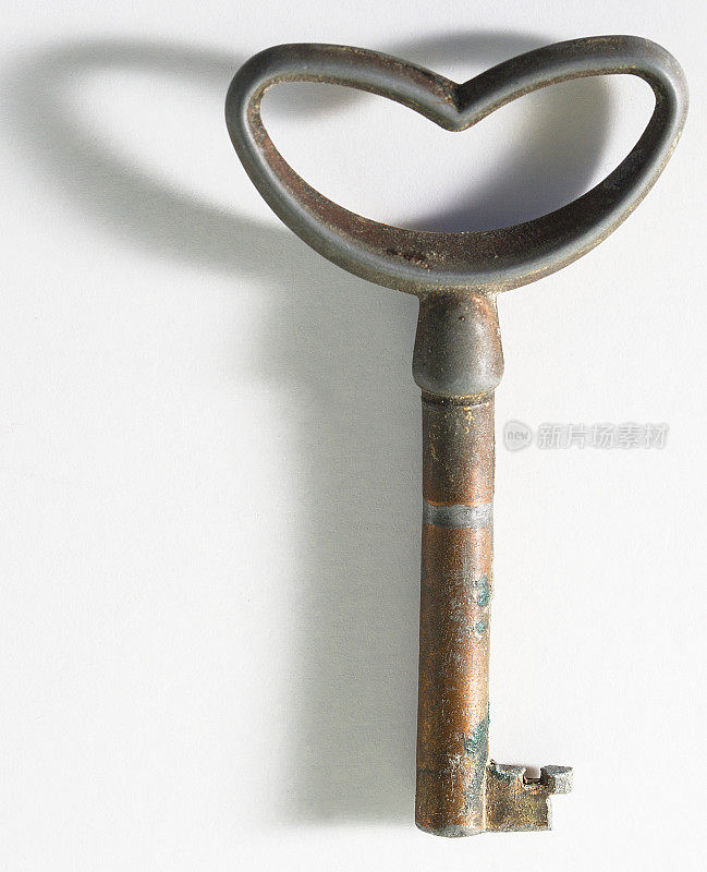 心形生锈铜钥匙