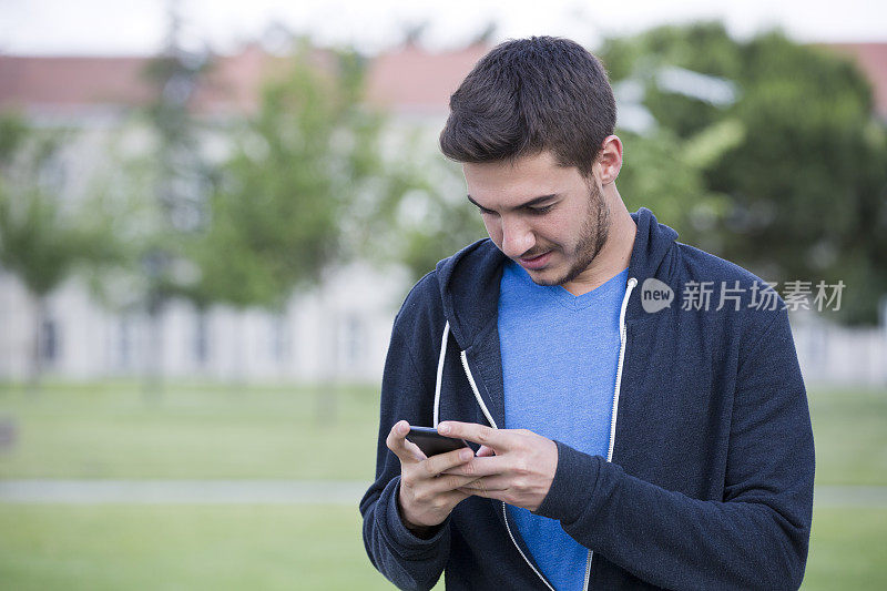 漫不经心的男人在看手机短信