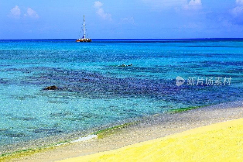 阿鲁巴天堂:绿松石荒芜的海滩，船和潜水器-加勒比海安的列斯群岛