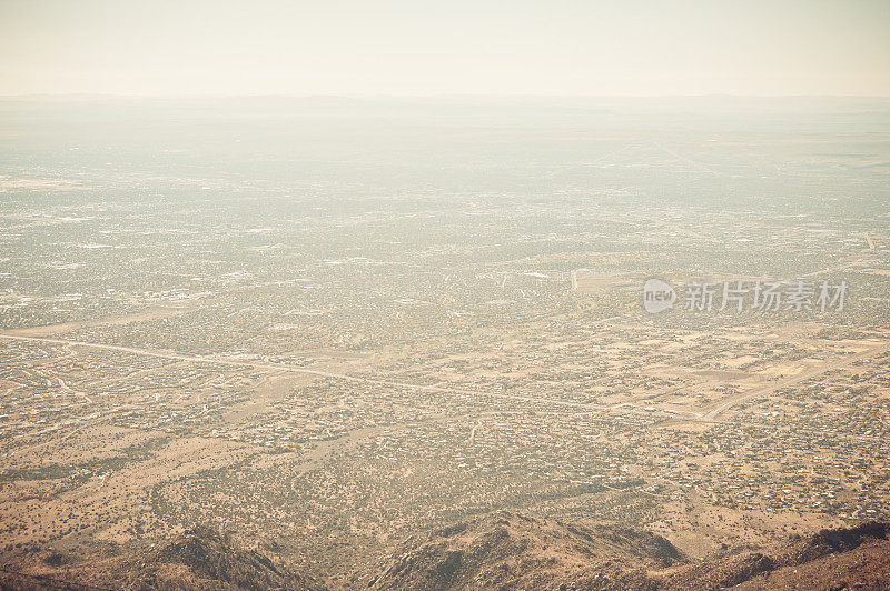 尘土飞扬的沙漠开发-新墨西哥州的阿尔伯克基