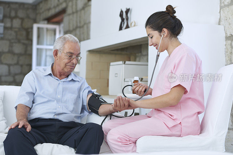 护士给老人量血压