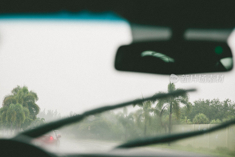 在恶劣天气驾驶