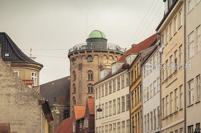 圆形塔和老城街道(丹麦哥本哈根)