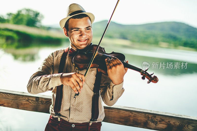 在湖边拉小提琴
